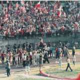 Davanti a quella festosa invasione, nessuno dei calciatori scapp� negli spogliatoi 
